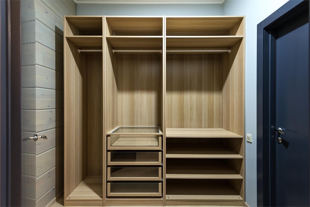 Organiza tus armarios pequeños para optimizar el espacio